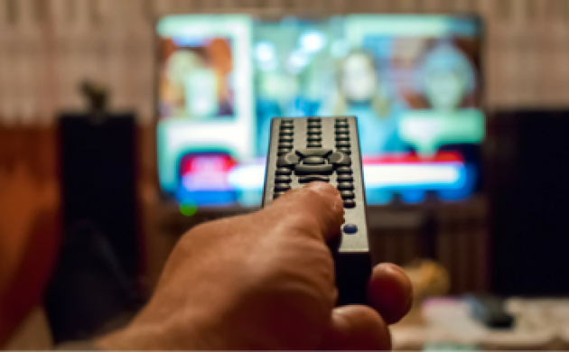 Le cinéma monte les marches, la télévision les descend ?