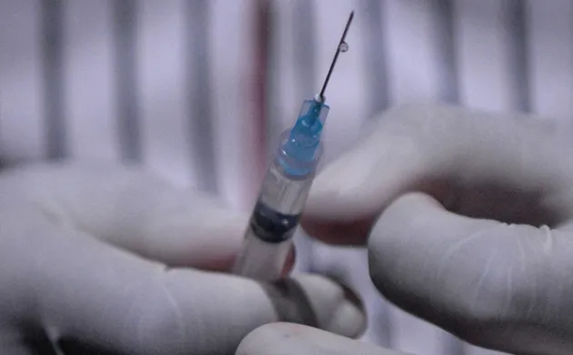 Vaccination dans le monde : comment convaincre les plus réticents ? 